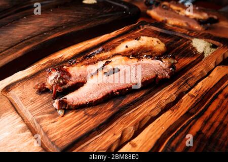Köstliche und saftige Scheiben gebratenes Steak auf einem Holzbrett. Bereit zum servieren. Stockfoto