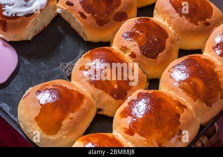 Handgefertigte runde Brötchen mit einer goldenen Kruste Stockfoto