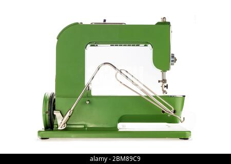 Seitenansicht einer alten Vintage-grünen Nähmaschine auf weißem Hintergrund Stockfoto
