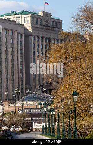 Blick auf den Alexander-Garten und das Gebäude der Staatsduma im Zentrum von Moskau, Russland Stockfoto