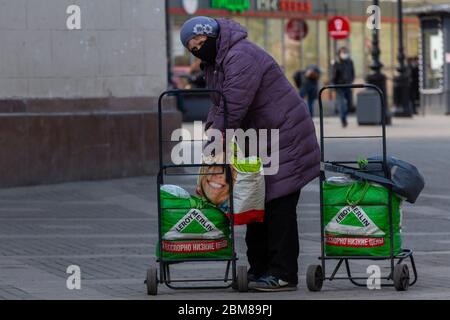 Moskau, Russland. 26. April 2020 EINE Frau mit Gesichtsmaske in der Nähe des Leningradsky Bahnhof im Zentrum von Moskau während der Novel Coronavirus COVID-19 Epidemie in Russland Stockfoto