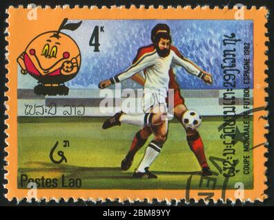 LAOS - UM 1982: Briefmarke gedruckt von Laos, zeigt Fußballmeisterschaften, um 1982. Stockfoto