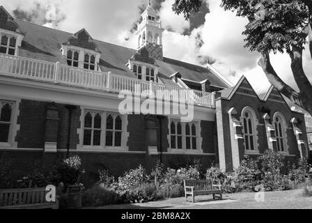 Queen Anne Revival Architecture Richard Norman Shaw Garden Vorort St. Michael & All Angels Church Woodstock Road Turnham Green Chiswick London W4 B&W Stockfoto