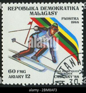 MALAGASY - UM 1988: Briefmarke von Malagasy gedruckt, zeigt Slalom, um 1988. Stockfoto