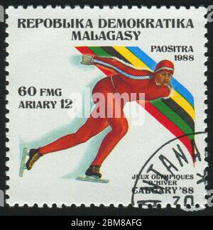 MALAGASY - UM 1988: Briefmarke von Malagasy gedruckt, zeigt Eisschnellläufer, um 1988. Stockfoto