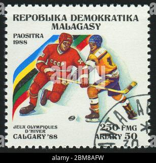 MALAGASY - UM 1988: Briefmarke von Malagasy gedruckt, zeigt Eishockey, um 1988. Stockfoto