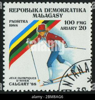 MALAGASY - UM 1988: Briefmarke von Malagasy gedruckt, zeigt Langlauf, um 1988. Stockfoto