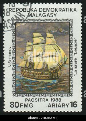 MALAGASY - UM 1988: Briefmarke von Malagasy gedruckt, zeigt Segelschiff, um 1988. Stockfoto