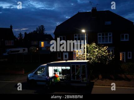 Loughborough, Leicestershire, Großbritannien. Mai 2020. Ein Tesco Supermarktfahrer macht eine Nachtzeit Lebensmittelzustellung während der Coronavirus Pandemie Sperrung. Credit Darren Staples/Alamy Live News. Stockfoto