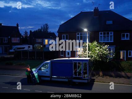 Loughborough, Leicestershire, Großbritannien. Mai 2020. Ein Tesco Supermarktfahrer macht eine Nachtzeit Lebensmittelzustellung während der Coronavirus Pandemie Sperrung. Credit Darren Staples/Alamy Live News. Stockfoto