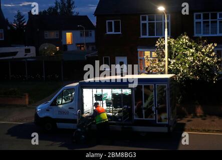 Loughborough, Leicestershire, Großbritannien. Mai 2020. Ein Tesco Supermarktfahrer macht eine Nachtzeit Lebensmittelzustellung während der Coronavirus Pandemie Sperrung. Credit Darren Staples/Alamy Live News. Stockfoto
