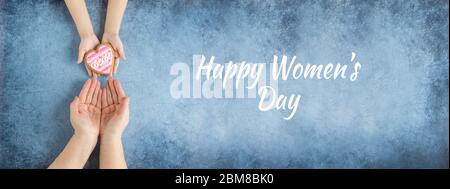 Happy Women's day.Heart in den Händen. Tochter gibt ihrer Mutter ein heart.I liebe you.Love und Gesundheit in der family.Banner für den Speicher.Greeting Card.St Stockfoto
