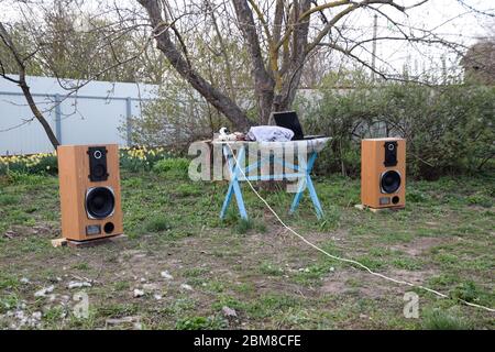 Akustiksystem Amphiton 35as-018. Musik-Lautsprecher im Garten im Freien, Musik hören. Stockfoto