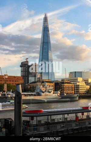 Die 95-stöckige Shard London Bridge ist das höchste Gebäude im Vereinigten Königreich und wurde von Renzo Piano in London, England, Großbritannien entworfen Stockfoto