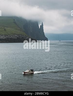 Wunderschöne färöische Landschaft mit berühmten Hexen Finger Klippen und dramatischen bewölkten Himmel. Vagar, Färöer, Dänemark. Stockfoto