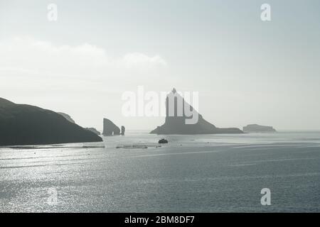 Dramatische Sicht auf Meer Tindholmur Drangarnir und Stapel im Atlantischen Ozean, Färöer Inseln. Landschaftsfotografie Stockfoto