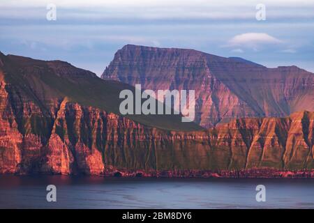 Unglaubliche Aussicht auf den Färöer Inseln, von Abendlicht glühen. Landschaftsfotografie Stockfoto