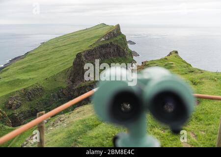 Nebel Blick auf den alten Leuchtturm aus Sicht mit touristischen Fernglas auf der Insel Mykines, Färöer, Dänemark. Landschaftsfotografie Stockfoto