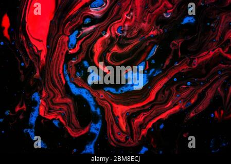 Gemischte Farben von Schwarz, Blau und Rot. Abstrakte natürliche Textur aus Aquarell und Ölfarben Stockfoto