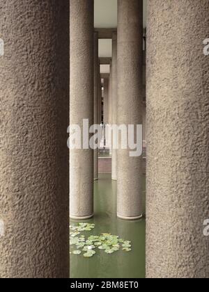 Laternenpfosten zwischen Säulen im Barbican Centre, London, England Stockfoto