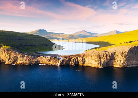 Luftaufnahme von der Drohne des Sorvagsvatn-Sees auf den Klippen der Insel Vagar in Sonnenuntergang, auf den Färöern, Dänemark. Landschaftsfotografie Stockfoto