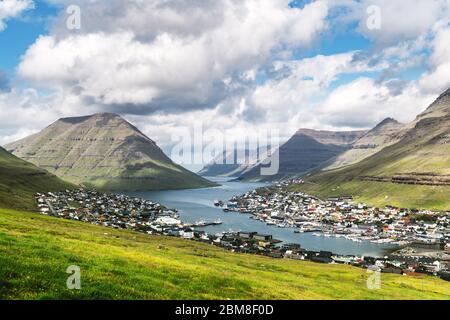 Atemberaubende Stadtbild von klaksvik Stadt mit Fjord und trübe Berge, bordoy Island, Färöer, Dänemark. Landschaftsfotografie Stockfoto