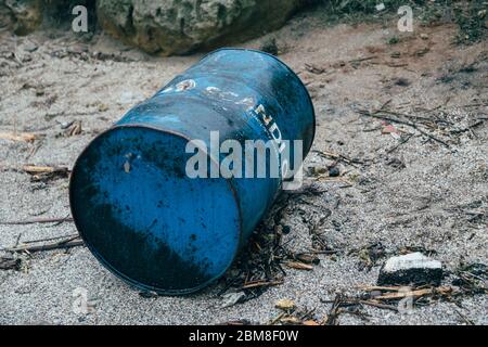 Odessa, Ukraine - November 22 2019: Eine Brennstoffdose, Kanister mit Öl am Strand - die Folgen des Schiffswracks Katastrophe des Tankers Delfi at Stockfoto