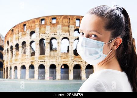 Tourist Frau In Face Maske Im Kolosseum In Rom, Italien Stockfoto