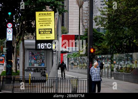 Sao Paulo, Sao Paulo, Brasilien. Mai 2020. (INT) Bewegung von Menschen inmitten Covid-19. 7. Mai 2020, Sao Paulo, Brasilien: Bewegung der Menschen während der Coronavirus-Pandemie auf Paulista Avenue, einem der wichtigsten Geschäftszentren von Sao Paulo City. Der Staat ist immer noch auf Sperrung und Isolation bis Mai 10.Quelle:Adekeke Anthony Fote/Thenews2 Quelle: Adeleke Anthony Fote/TheNEWS2/ZUMA Wire/Alamy Live News Stockfoto