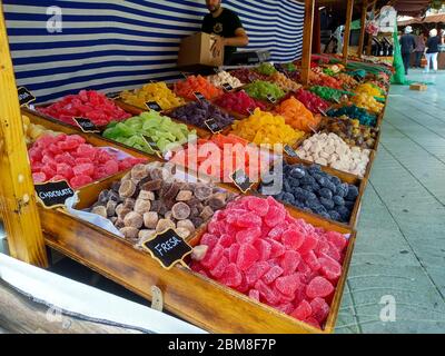 Stand von farbigen Gummibonbons und Süßigkeiten in einem regionalen Markt in ibiza Stockfoto