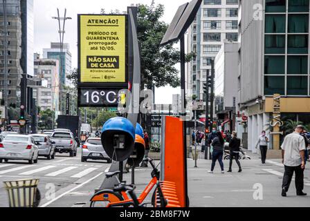 Sao Paulo, Sao Paulo, Brasilien. Mai 2020. (INT) Bewegung von Menschen inmitten Covid-19. 7. Mai 2020, Sao Paulo, Brasilien: Bewegung der Menschen während der Coronavirus-Pandemie auf Paulista Avenue, einem der wichtigsten Geschäftszentren von Sao Paulo City. Der Staat ist immer noch auf Sperrung und Isolation bis Mai 10.Quelle:Adekeke Anthony Fote/Thenews2 Quelle: Adeleke Anthony Fote/TheNEWS2/ZUMA Wire/Alamy Live News Stockfoto