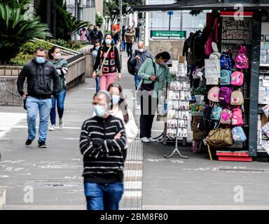 Sao Paulo, Sao Paulo, Brasilien. Mai 2020. (INT) Bewegung von Menschen inmitten Covid-19. 7. Mai 2020, Sao Paulo, Brasilien: Bewegung der Menschen während der Coronavirus-Pandemie auf Paulista Avenue, einem der wichtigsten Geschäftszentren von Sao Paulo City. Der Staat ist immer noch auf Sperrung und Isolation bis Mai 10.Quelle:Adekeke Anthony Fote/Thenews2 Quelle: Adeleke Anthony Fote/TheNEWS2/ZUMA Wire/Alamy Live News Stockfoto