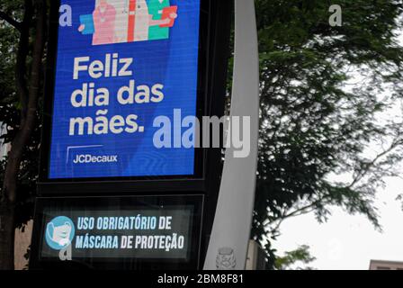 Sao Paulo, Sao Paulo, Brasilien. Mai 2020. (INT) Bewegung von Menschen inmitten Covid-19. 7. Mai 2020, Sao Paulo, Brasilien: Bewegung der Menschen während der Coronavirus-Pandemie auf Paulista Avenue, einem der wichtigsten Geschäftszentren von Sao Paulo City. Der Staat ist immer noch auf Sperrung und Isolation bis Mai 10.Quelle:Adekeke Anthony Fote/Thenews2 Quelle: Adeleke Anthony Fote/TheNEWS2/ZUMA Wire/Alamy Live News Stockfoto