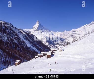 Berghütten und Skipiste mit Matterhorn Mountain Behind, Zermatt, Wallis, Schweiz Stockfoto