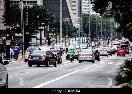 Sao Paulo, Sao Paulo, Brasilien. Mai 2020. (INT) Bewegung von Menschen inmitten Covid-19. 7. Mai 2020, Sao Paulo, Brasilien: Bewegung der Menschen während der Coronavirus-Pandemie auf Paulista Avenue, einem der wichtigsten Geschäftszentren von Sao Paulo City. Der Staat ist immer noch auf Sperrung und Isolation bis Mai 10.Quelle:Adekeke Anthony Fote/Thenews2 Quelle: Adeleke Anthony Fote/TheNEWS2/ZUMA Wire/Alamy Live News Stockfoto