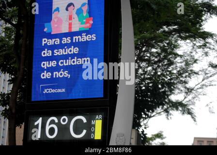 Sao Paulo, Sao Paulo, Brasilien. Mai 2020. (INT) Bewegung von Menschen inmitten Covid-19. 7. Mai 2020, Sao Paulo, Brasilien: Bewegung der Menschen während der Coronavirus-Pandemie auf Paulista Avenue, einem der wichtigsten Geschäftszentren von Sao Paulo City. Der Staat ist immer noch auf Sperrung und Isolation bis Mai 10.Quelle:Adekeke Anthony Fote/Thenews2 Quelle: Adeleke Anthony Fote/TheNEWS2/ZUMA Wire/Alamy Live News Stockfoto