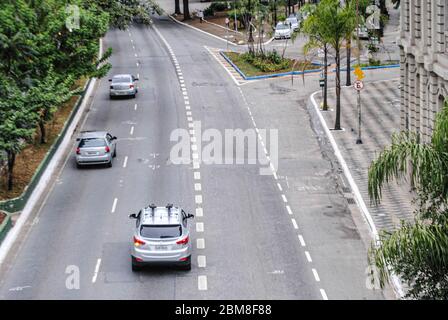 Sao Paulo, Sao Paulo, Brasilien. Mai 2020. (INT) Bewegung von Menschen inmitten Covid-19. 7. Mai 2020, Sao Paulo, Brasilien: Bewegung der Menschen während der Coronavirus-Pandemie auf Paulista Avenue, einem der wichtigsten Geschäftszentren von Sao Paulo City. Der Staat ist immer noch auf Sperrung und Isolation bis Mai 10.Quelle:Adekeke Anthony Fote/Thenews2 Quelle: Adeleke Anthony Fote/TheNEWS2/ZUMA Wire/Alamy Live News Stockfoto