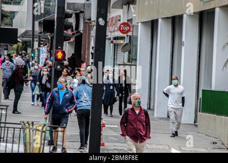 Sao Paulo, Sao Paulo, Brasilien. Mai 2020. (INT) Bewegung von Menschen inmitten Covid-19. 7. Mai 2020, Sao Paulo, Brasilien: Bewegung der Menschen während der Coronavirus-Pandemie auf Paulista Avenue, einem der wichtigsten Geschäftszentren von Sao Paulo City. Der Staat ist immer noch auf Sperrung und Isolation bis Mai 10.Quelle:Adekeke Anthony Fote/Thenews2 Quelle: Adeleke Anthony Fote/TheNEWS2/ZUMA Wire/Alamy Live News Stockfoto