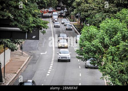 Sao Paulo, Sao Paulo, Brasilien. Mai 2020. (INT) Bewegung von Menschen inmitten Covid-19. 7. Mai 2020, Sao Paulo, Brasilien: Bewegung der Menschen während der Coronavirus-Pandemie auf Paulista Avenue, einem der wichtigsten Geschäftszentren von Sao Paulo City. Der Staat ist immer noch auf Sperrung und Isolation bis Mai 10.Quelle:Adekeke Anthony Fote/Thenews2 Quelle: Adeleke Anthony Fote/TheNEWS2/ZUMA Wire/Alamy Live News Stockfoto