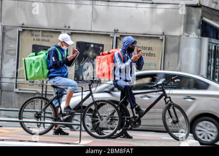 Sao Paulo, Sao Paulo, Brasilien. Mai 2020. (INT) Bewegung von Menschen inmitten Covid-19. 7. Mai 2020, Sao Paulo, Brasilien: Bewegung der Menschen während der Coronavirus-Pandemie auf Paulista Avenue, einem der wichtigsten Geschäftszentren von Sao Paulo City. Der Staat ist immer noch auf Sperrung und Isolation bis Mai 10.Quelle:Adekeke Anthony Fote/Thenews2 Quelle: Adeleke Anthony Fote/TheNEWS2/ZUMA Wire/Alamy Live News Stockfoto