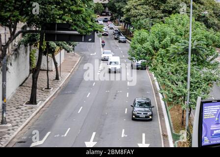 Sao Paulo, Sao Paulo, Brasilien. Mai 2020. (INT) Bewegung von Menschen inmitten Covid-19. 7. Mai 2020, Sao Paulo, Brasilien: Bewegung der Menschen während der Coronavirus-Pandemie auf Paulista Avenue, einem der wichtigsten Geschäftszentren von Sao Paulo City. Der Staat ist immer noch auf Sperrung und Isolation bis Mai 10.Quelle:Adekeke Anthony Fote/Thenews2 Quelle: Adeleke Anthony Fote/TheNEWS2/ZUMA Wire/Alamy Live News Stockfoto