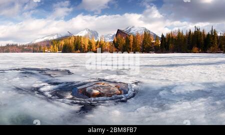 Bergsee Strbske pleso (Strbske See) im Frühjahr. Nationalpark hohe Tatra, Slowakei. Landschaftsfotografie Stockfoto