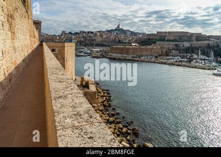 Der malerische Weg an den Außenwänden des Fort Saint-Jean mit Blick auf den alten Hafen von Marseille, Frankreich Stockfoto