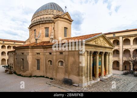 Innenhof von La Vieille Charite im Viertel Le Panier in Marseille. Es ist ein ehemaliges Krankenhaus, das heute als Museum und Kulturzentrum funktioniert Stockfoto