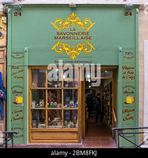 Ein typisches Geschäft im Viertel Marseille Le Panier, das die berühmte Seife von Marseille oder Savon de Marseille verkauft. Marseille, Frankreich, Januar 2020 Stockfoto