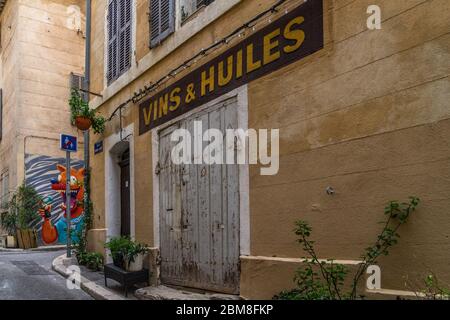 Eine typische Straße im Viertel Le Panier, der malerischen Altstadt von Marseille. Marseille, Frankreich, Januar 2020 Stockfoto