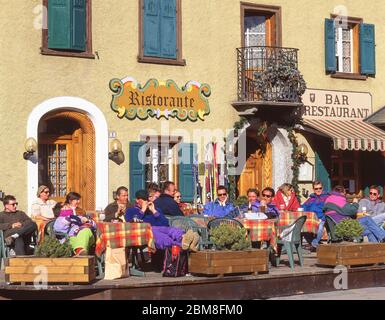 Freiluftrestaurant, St.Anton (Sankt Anton am Arlberg), Tirol, Österreich Stockfoto