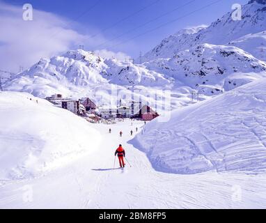 Blick auf die Anlage von den unteren Skipisten, St. Christoph am Arlberg, Tirol, Österreich Stockfoto