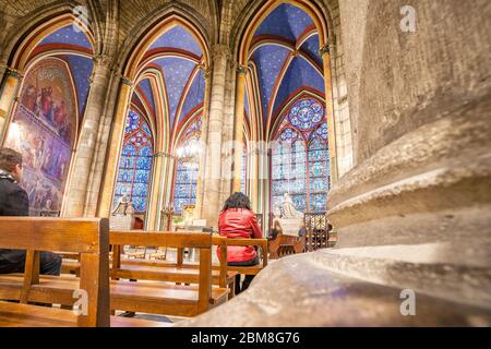 Die Menschen beten in der Notre-Dame de Paris in Paris Frankreich Stockfoto