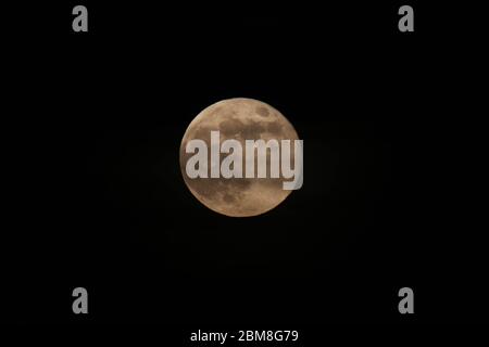 Brandsby, North Yorkshire, Großbritannien. Mai 2020. Super Moon - auch bekannt als 'Flower moon', wie man es in Brandsby, North Yorkshire mit klarem Abendhimmel sieht. Quelle: Matt Pennington / Alamy Live News. Stockfoto